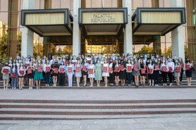 FOTO // Pe una dintre diplomele înmânate de Maia Sandu absolvenților ar apărea numele lui… Igor Dodon